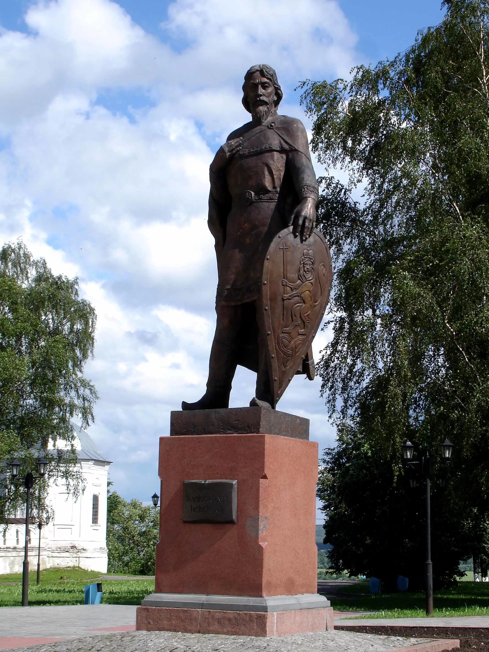 Памятник александру александрову. Памятник Невскому во Владимире.